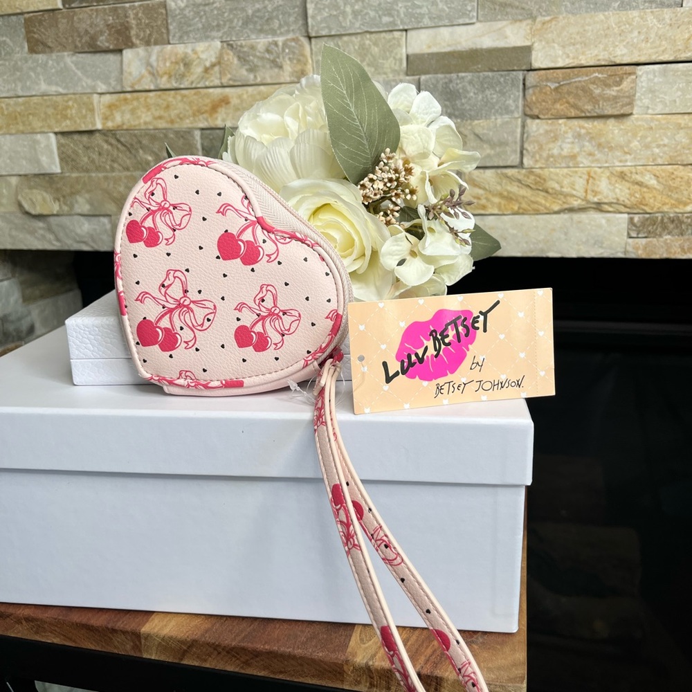 NWT-Betsey Johnson Heart Shaped Wristlet